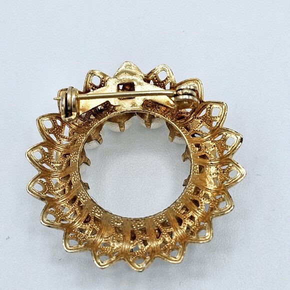 Vintage Couture Pearl Brooch Imitation Open Circle Round Gold Tone Estate Pin - Picture 5 of 7